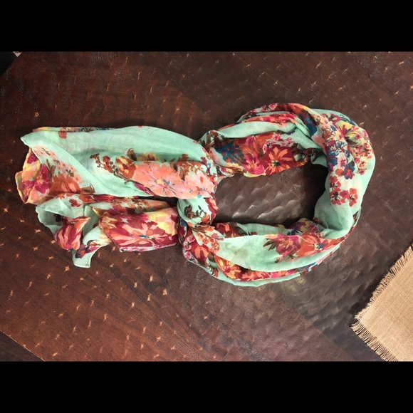 Lovely floral scarf - Picture 2 of 2